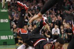 Джим Батлер перепрыгивает через Рэджона Рондо