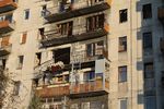 Один из домов, пострадавший от обстрелов, — таких в Первомайске десятки