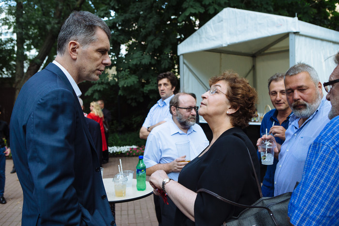 Предприниматель Михаил Прохоров и главный редактор журнала The New Times Евгения Альбац (организация включена Минюстом в список иноагентов) на церемонии празднования Дня независимости США в Москве