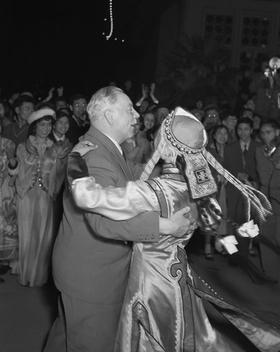 Председатель Президиума Верховного Совета СССР Климент Ворошилов на&nbsp;празднике в&nbsp;честь 38-й годовщины &laquo;Движения 4&nbsp;мая&raquo; в&nbsp;парке имени Сун Ят-Сена в&nbsp;Пекине, 1957&nbsp;год