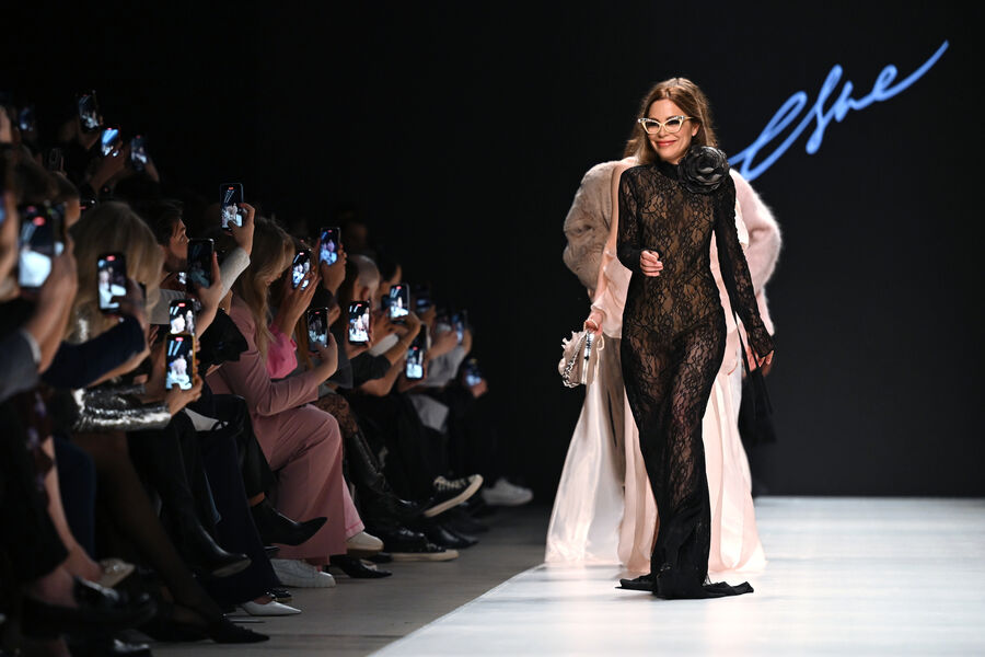 Дочь итальянской актрисы Орнеллы Мути Найке Ривелли демонстрирует одежду из коллекции MaisonESVE в рамках Московской недели моды в Центральном выставочном зале «Манеж», 4 марта 2024 года