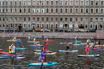 Участники X международного фестиваля сапсерфинга «Фонтанка SUP» в Санкт-Петербурге, 2 августа 2025 года