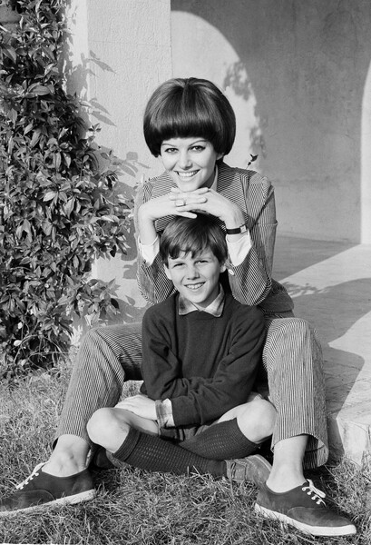 Итальянская актриса Клаудия Кардинале с&nbsp;восьмилетним сыном Патриком на&nbsp;своей вилле недалеко от Рима, 18&nbsp;апреля 1967&nbsp;года