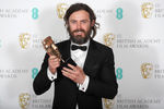 Кейси Аффлек с премией BAFTA за лучшую мужскую роль в фильме «Манчестер у моря», 12 февраля 2017 года