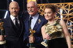 Лауреаты премии «Золотой орел» режиссер, актер Федор Бондарчук («Лучшая мужская роль в кино»), председатель Союза кинематографистов России, режиссер Никита Михалков («За вклад в мировой кинематограф») и актриса Виктория Толстоганова («Лучшая женская роль на телевидении») на церемонии вручения наград в первом павильоне киноконцерна «Мосфильм», 2016 год