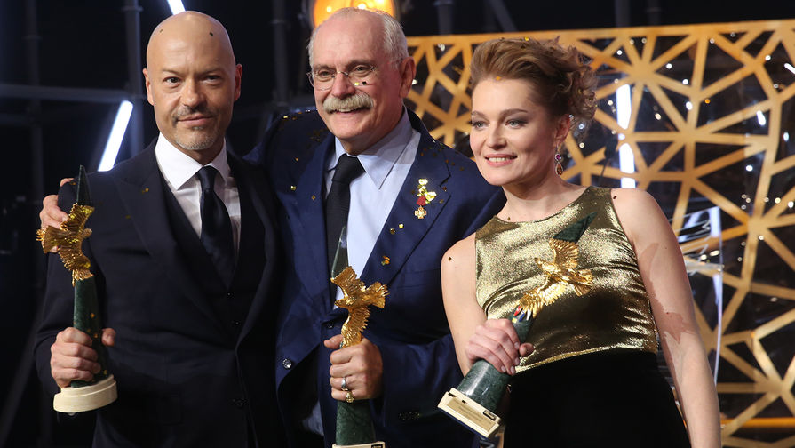 Лауреаты премии «Золотой орел» режиссер, актер Федор Бондарчук («Лучшая мужская роль в кино»), председатель Союза кинематографистов России, режиссер Никита Михалков («За вклад в мировой кинематограф») и актриса Виктория Толстоганова («Лучшая женская роль на телевидении») на церемонии вручения наград в первом павильоне киноконцерна «Мосфильм», 2016 год