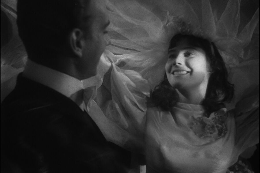 <b>Татьяна Самойлова и Алексей Баталов в&nbsp;фильме «Летят журавли» (1957)</b><br>
«Я сошью себе на&nbsp;свадьбу белое подвенечное платье», &ndash; говорит героиня Татьяны Самойловой в&nbsp;самом начале фильма Борису. Именно эту несостоявшуюся свадьбу видит герой, умирая. Идея, что человек представляет перед&nbsp;смертью не прошлое, а несвершившееся будущее, принадлежит автору пьесы и сценария Виктору Розову. Такой ход он придумал именно для&nbsp;фильма. «Зрелище свадьбы, которой уже никогда не суждено произойти, призвано подчеркнуть трагедию смертного мгновения. Спрессовать весь горестный смысл неосуществленной мечты», &ndash; писал в&nbsp;дневниках оператор картины Сергей Урусевский.
