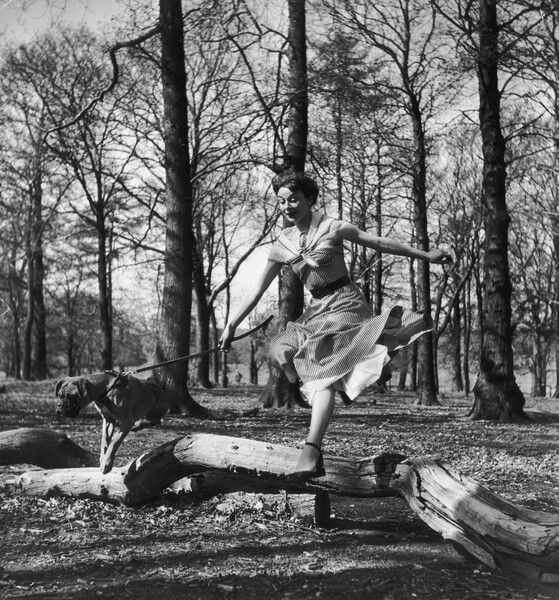 Одри Хепберн с&nbsp;своим псом в&nbsp;Ричмонд-парке, Лондон, 1950&nbsp;год