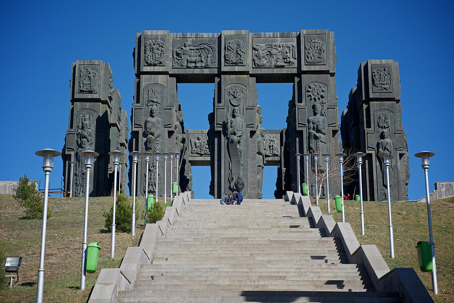 <b>«Летопись Грузии». Тбилиси, 1985 (не закончен)</b>
<br><br>
Состоит из&nbsp;16 колонн высотой от 30&nbsp;до&nbsp;35 метров. На&nbsp;верхней части изображены короли, королевы и герои Грузии, а на&nbsp;нижней &mdash; сюжеты из&nbsp;жизни Христа. За&nbsp;сходство с&nbsp;английским памятником получил народное прозвище «Грузинский Стоунхендж».