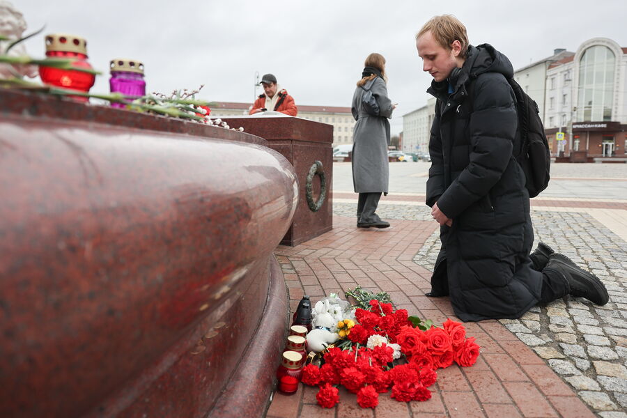 Стихийный мемориал в&nbsp;память о&nbsp;жертвах теракта в&nbsp;подмосковном «Крокус Сити Холле» у&nbsp;здания Администрации Калининграда, 23&nbsp;марта 2024&nbsp;года