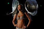 Лаис Рибейро демонстрирует бюсгальтер Fantasy Bra стоимостью $2 млн Victoria’s Secret Fashion Show 2017

