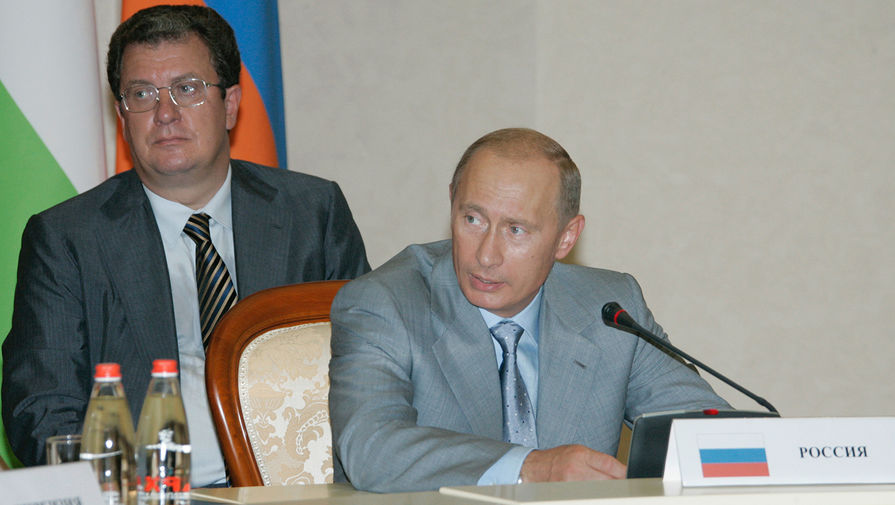 Президент России Владимир Путин и его помощник Сергей Приходько во время беседы глав государств-членов Евразийского экономического сообщества, 2006&nbsp;год