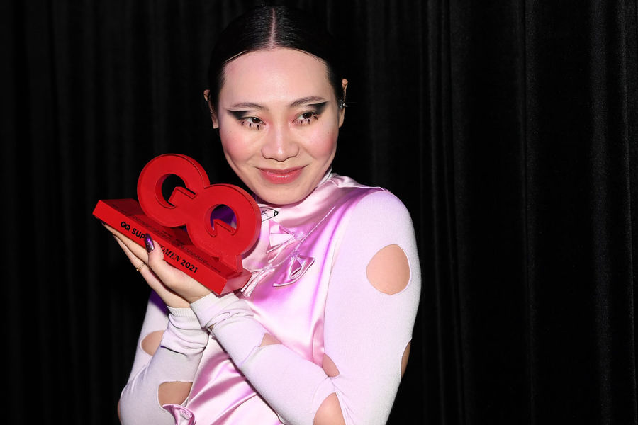 Режиссер, актриса и певица Ян Гэ, получившая премию GQ Super Women в&nbsp;номинации &laquo;Энергия и изящество&raquo; (La Scolca), на&nbsp;церемонии награждения в&nbsp;Москве, 2&nbsp;апреля 2021&nbsp;года