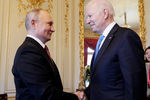 Президент России Владимир Путин и президент США Джо Байден во время встречи в рамках российско-американского саммита на вилле Ла-Гранж в Женеве, 16 июня 2021 года