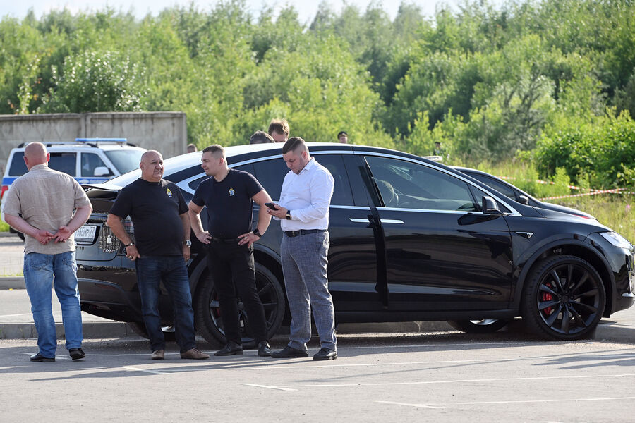 Следователи у&nbsp;машины экс-министра транспорта РФ Романа Старовойта на&nbsp;парковке в&nbsp;Одинцовском городском округе Московской области где было найдено его тело, 7&nbsp;июля 2025&nbsp;года