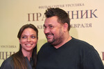 <b>Регина Бурд и Сергей Жуков (18 лет вместе)</b>
<br><br>
Сергей Жуков и Регина Бурд познакомились в середине нулевых на гастролях: он выступал с группой «Руки Вверх!», она была солисткой «Сливок». По воспоминаниям Жукова, он влюбился с первого взгляда, но Бурд не спешила отвечать взаимностью — первого поцелуя артист ждал десять месяцев. В декабре 2007 года влюбленные поженились, Регина оставила сцену и посвятила себя семье. У супругов четверо детей: дочь Ника и сыновья Энджел, Мирон и Эван.