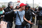 Задержание участника несанкционированного митинга на Тверской улице в Москве