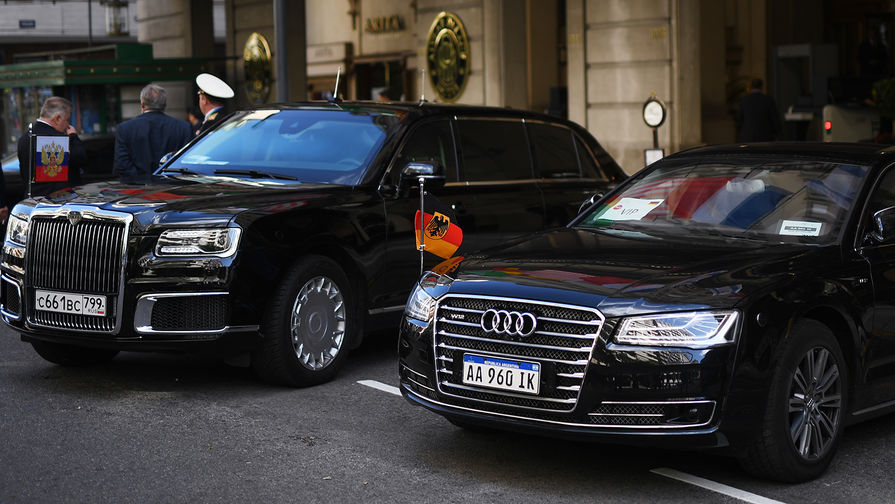 Автомобили кортежей президента РФ Владимира Путина и канцлера ФРГ Ангелы Меркель во время встречи &laquo;на полях&raquo; форума G20, 1 декабря 2018 года