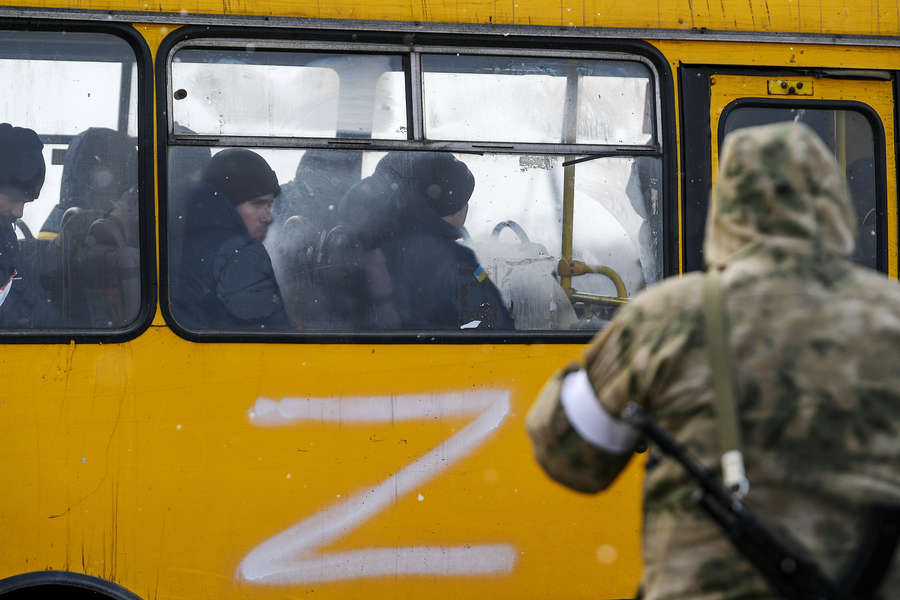 Автобус с&nbsp;украинскими военнопленными на&nbsp;окраине Мариуполя, март 2022&nbsp;года