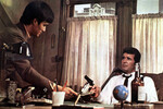 <b>«Марлоу» (1969)</b>
<br><br>
Брюс Ли продолжал совершенствовать свою собственную технику на основе принципов «практичность, гибкость, скорость и эффективность». Она получила название Джиткундо — «Путь опережающего кулака». Он занимался тренировками с весами для наращивания мышечной силы, бегом для выносливости, растяжкой для гибкости, боксом фехтованием.
<br><br>
Среди его учеников был сценарист Стерлинг Стиллифант. Он предложил Брюсу Ли сняться в эпизодической роли в фильме о детективе Филиппе Марлоу — тот сыграл бандита, нанятого, чтобы запугать главного героя. Это была единственная отрицательная роль Брюса Ли за всю карьеру.
