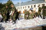 Ежедневно на возведении дамб работает свыше 1500 человек, в том числе спасатели, полицейские, военнослужащие и волонтеры. Никто не сможет подсчитать, сколько именно мешков с песком уложено в ограждения. Власти меряют дамбы в километрах: укреплено 18,6 километров берега. 