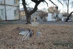 Могила во дворе многоэтажного дома в Первомайске — 30 июля при бомбежке города погиб 53-летний Александр Паниковский