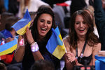 Представительница Украины Джамала (слева) на финале 61-го международного конкурса песни «Евровидение - 2016»