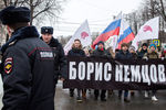 Участники марша памяти, посвященного годовщине гибели политика и общественного деятеля Бориса Немцова в Ярославле