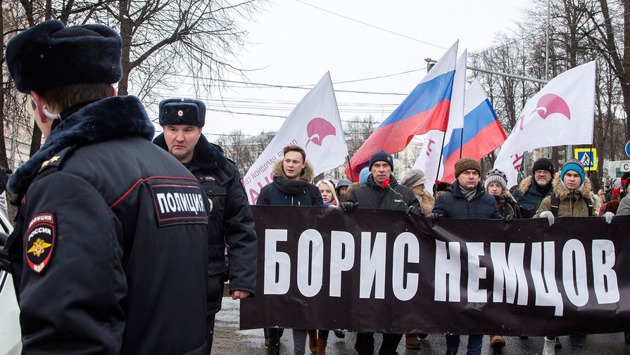 Участники марша памяти, посвященного годовщине гибели политика и общественного деятеля Бориса Немцова в Ярославле