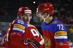 Артемий Панарин (№72) поздравляет Богдана Киселевича (№55) с первым голом в ворота Дании