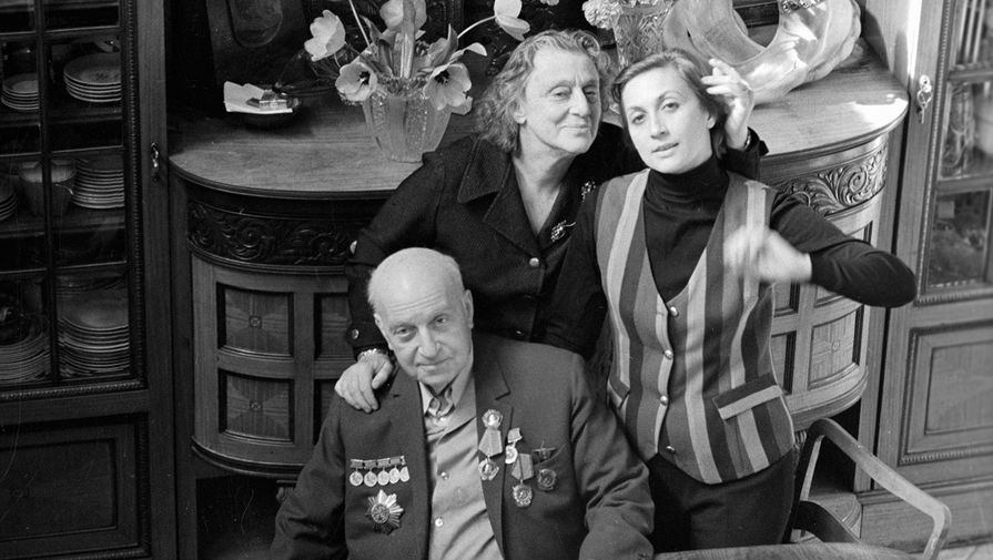 Грузинская актриса Софико Чиаурели (справа) с&nbsp;родителями &mdash; кинорежиссером Михаилом Чиаурели (слева) и народной артисткой СССР Верико Анджапаридзе (в центре): 1972&nbsp;год