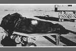 Фотография из «Розуэлльского доклада» ВВС США, опубликованного в 1997 году к 50-летию инцидента. В нем отмечалось, что участвовавшие в полетах зондов манекены помещались в пластиковые мешки для защиты от высокой температуры