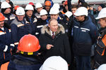 Владимир Путин во время осмотра готового участка автодорожной части Крымского моста через Керченский пролив, 14 марта 2018 года