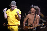 Участники группы Van Halen Сэмми Хагар и Эдди Ван Хален во время выступления в Финиксе, 2004 год