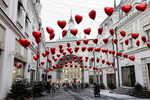 Украшения ко Дню всех влюбленных в Третьяковском проезде, Москва, 14 февраля 2023 года