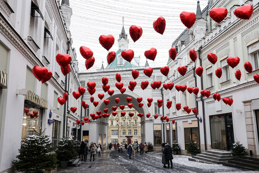 Украшения ко Дню всех влюбленных в&nbsp;Третьяковском проезде, Москва, 14&nbsp;февраля 2023&nbsp;года