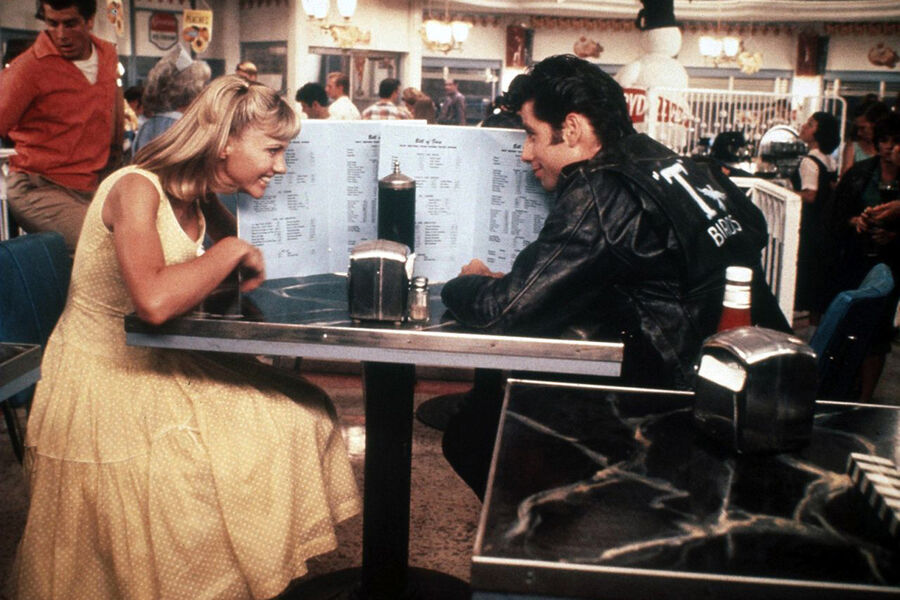 <b>«Бриолин» (1978)</b>
<br><br>
Вновь мюзикл &ndash; и вновь личная номинация на&nbsp;«Глобус». Яркий и завораживающий «Бриолин», действие которого разворачивается в&nbsp;США 1950-х годов, долгое время носил статус самого кассового представителя жанра в&nbsp;истории, тогда как саундтрек к&nbsp;фильму 20&nbsp;раз (!) добивался платинового статуса. На&nbsp;фоне сумасшедшей популярности ленты ее создатели планировали запустить целую «бриолиновую» франшизу минимум из&nbsp;четырех картин, однако после выхода второй части (уже без&nbsp;Траволты, зато с&nbsp;Мишель Пфайффер) от идеи решили отказаться.
