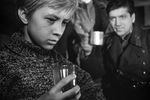 <b>&laquo;Иваново детство&raquo; (1962)</b>
<br>Первый полнометражный фильм Андрея Тарковского &laquo;Иваново детство&raquo; снят по&nbsp;повести &laquo;Иван&raquo; Владимира Богомолова. Ее автор сам ушел на&nbsp;фронт добровольцем, служил в&nbsp;разведке. Примечательно, что еще до&nbsp;создания фильма по&nbsp;мотивам произведения была создана пьеса с&nbsp;оптимистическим финалом. Но незадолго до&nbsp;этого в&nbsp;газете &laquo;Комсомольская правда&raquo; вышла статья о&nbsp;юных разведчиках с&nbsp;призывом к&nbsp;героям откликнуться на&nbsp;публикацию. В&nbsp;редакции писателю рассказали, что в&nbsp;результате никого разыскать не удалось — все погибли. Тогда и финал пьесы был изменен на&nbsp;трагический