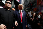 Двойники Дональда Трампа и Ким Чен Ына в Гонконге, 25 января 2017 года