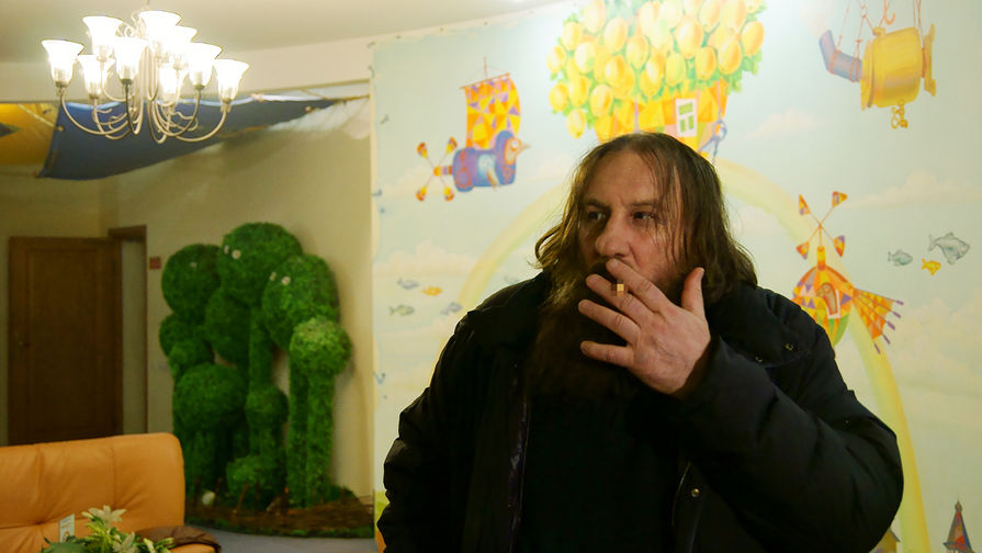 Жерар Депардье во время перерыва между дублями на съемках фильма «Распутин», 2011 год