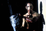 <b>Кадр из фильма «Американский психопат» (2000)</b>
<br><br>
Настоящим прорывом для Кристиана Бэйла стала роль в картине «Американский психопат», где он сыграл сошедшего с ума от тщеславия и зависти инвестиционного банкира по имени Патрик Бэйтман, превратившегося в маньяка-убийцу. Это был кровавый сатирический хоррор, принесший актеру признание критиков и публики. Только недавно выяснилось, что партнеры Бэйла по съемочной площадке были от него не в восторге: «Все другие актеры считали меня худшим актером из всех, кого они видели», — рассказывал Бэйл в одном из интервью.