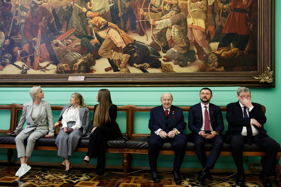 Гости перед&nbsp;церемонией инаугурации президента РФ Владимира Путина в&nbsp;Кремле. Слева – первый заместитель начальника ЦСКА Светлана Хоркина; четвертый слева – президент Российской академии художеств, скульптор Зураб Церетели; справа – генеральный директор и главный редактор &laquo;Независимой газеты&raquo; Константин Ремчуков, 7&nbsp;мая 2024&nbsp;года