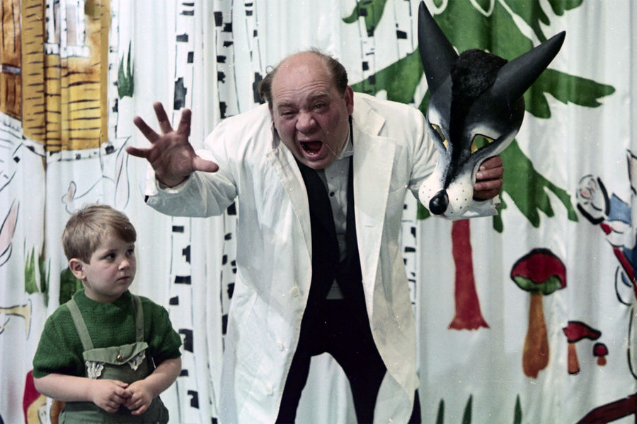 <b>&laquo;Джентльмены удачи&raquo; (1971, реж. А. Серый)</b>
<br><br>
Одну из&nbsp;самых ярких комедийных ролей в&nbsp;кино (даже не одну, а две &mdash; доброго заведующего детским садом Трошкина и вора-рецидивиста Доцента) Леонов исполнил в&nbsp;картине «Джентльмены удачи». Фильм стал лидером советского проката, его посмотрели более 62&nbsp;млн зрителей. Картина моментально разошлась на&nbsp;цитаты. В&nbsp;Москве даже установлен памятник Леонову в&nbsp;образе Доцента-Трошкина.
<br><br>
«Зритель любит комедию не потому, что смеяться приятнее, чем плакать. Как зритель и как актер &mdash; я люблю комедию за&nbsp;демократичность, за&nbsp;стремление и возможность врачевать пороки общества и человека; за&nbsp;то, что комедия вселяет в&nbsp;человека веру в&nbsp;нравственный идеал, ибо, высмеяв зло, мы открываем в&nbsp;себе силу преодолеть его. Комедия многообразна: комедия положений и комедия характеров, бытовая комедия и лирическая, музыкальная, эксцентрическая, сатирическая, памфлет, водевиль, фарс и, наконец, трагикомедия. Я бы не стал говорить о&nbsp;пристрастии к&nbsp;какому-то одному комедийному жанру &ndash; в&nbsp;каждом есть сила притяжения». (Евгений Леонов «Письма сыну»)
