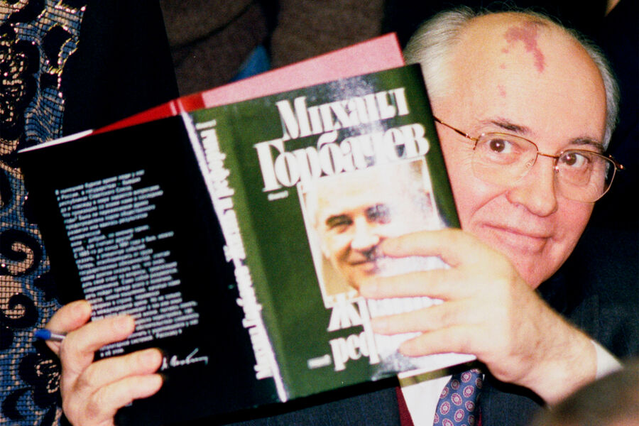 Михаил Горбачев на&nbsp;презентации своей книги &laquo;Жизнь и реформы&raquo; в&nbsp;фирменном магазине издательства &laquo;Молодая гвардия, 1996&nbsp;год