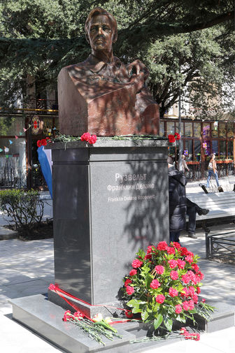 Памятник 32-му президенту США Франклину Делано Рузвельту, принявшему участие в&nbsp;Ялтинской конференции 1945&nbsp;года, на&nbsp;улице Франклина Рузвельта