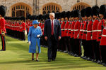 Королева Великобритании Елизавета II и президент США Дональд Трамп во время встречи в Виндзорском замке, 13 июля 2018 года