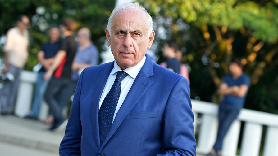 Премьер-министр Республики Абхазия Геннадий Гагулия перед&nbsp;торжественным мероприятием, посвященном празднованию 10-летней годовщины признания независимости Абхазии Российской Федерацией, в&nbsp;Абхазском государственном драматическом театре в&nbsp;Сухуме, 26 августа 2018 года
