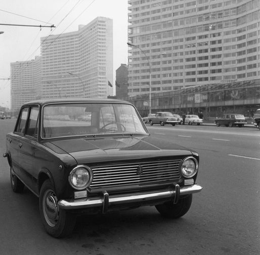 Модель ВАЗ-2101 «Жигули» производства Волжского автомобильного завода на Калининском проспекте в Москве, 1970 год
