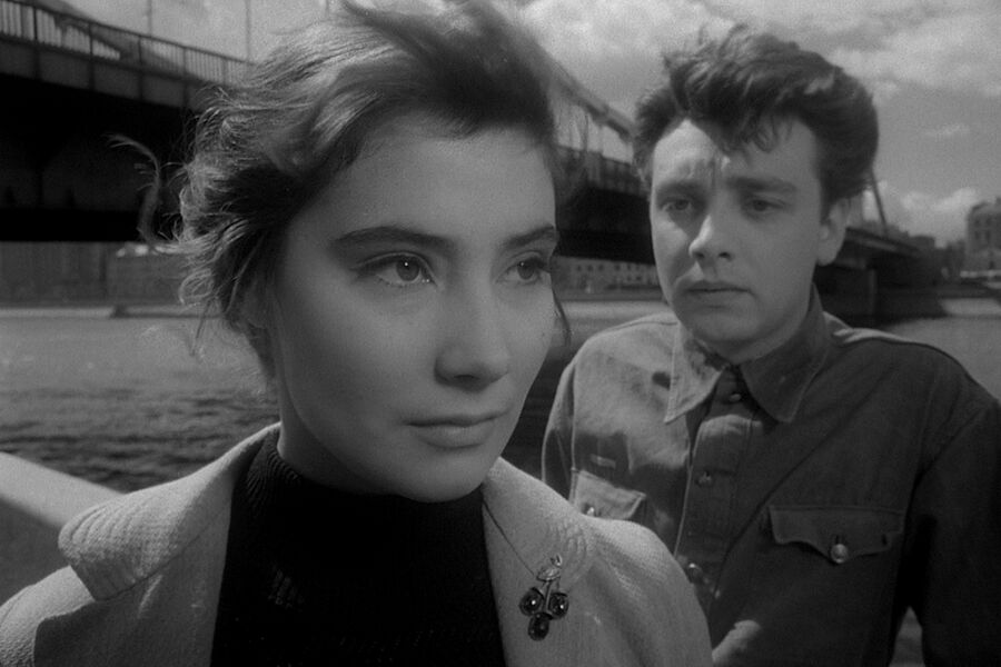 <b>Татьяна Самойлова и Константин Никитин в&nbsp;фильме &laquo;Летят журавли&raquo; (1957)</b><br>
Когда фильм был готов, в&nbsp;Советском Союзе он не был принят также восторженно. Если кинематографисты сразу увидели уникальность картины, то советскому руководству она категорически не понравилась. В&nbsp;ней напрочь отсутствовал героический настрой, который был присущ тогда фильмам о&nbsp;Великой Отечественной. Никита Хрущев назвал главную героиню &ndash; женщиной легкого поведения. Но пришло приглашение из&nbsp;Канн, и картину пришлось отправить на&nbsp;фестиваль.
