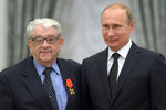 Президент России Владимир Путин и Валентин Зорин во время церемонии вручения государственных наград в Кремле. 21 мая 2015 года